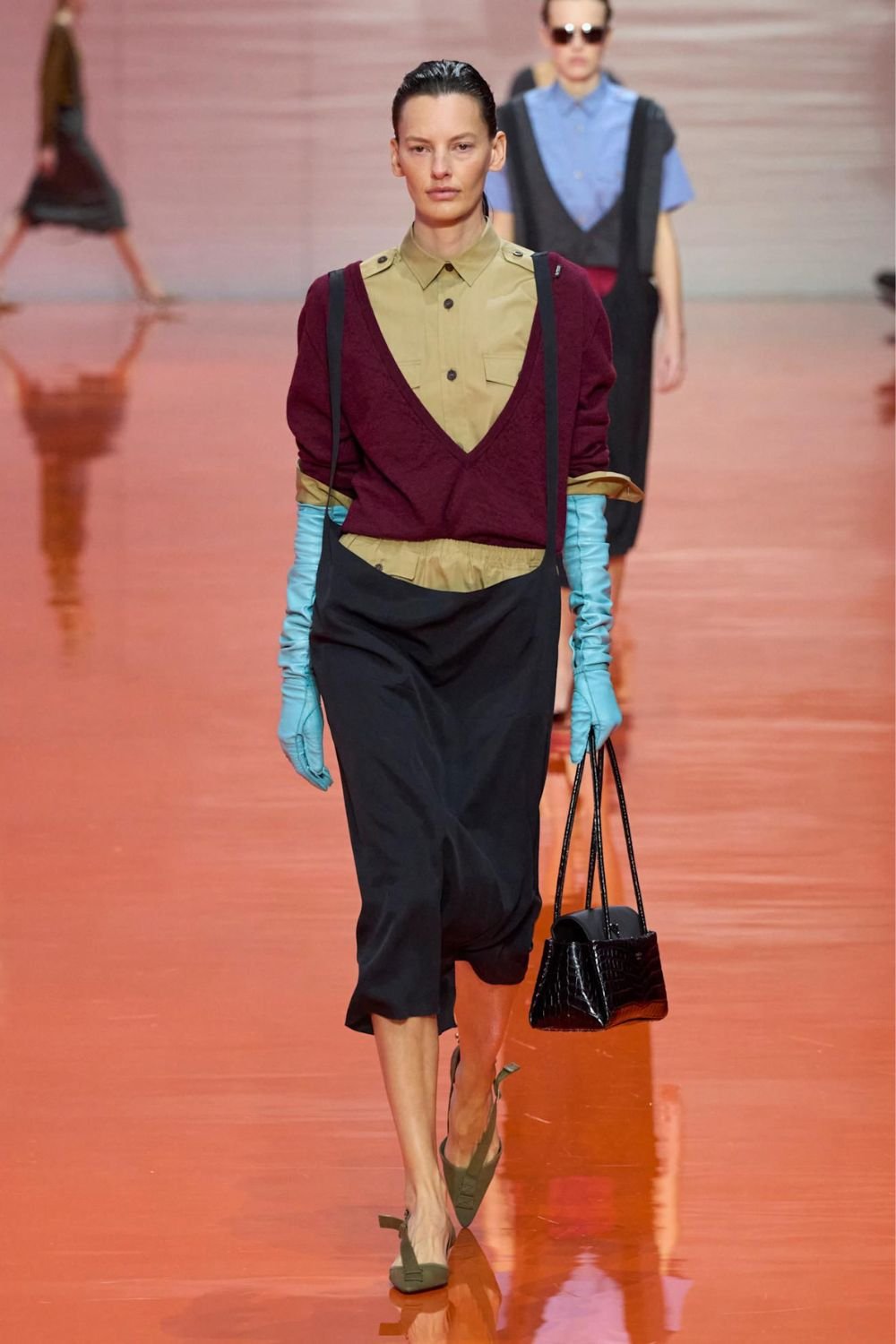 prada-spring-2026-burgundy-blue-gloves-runway.jpg