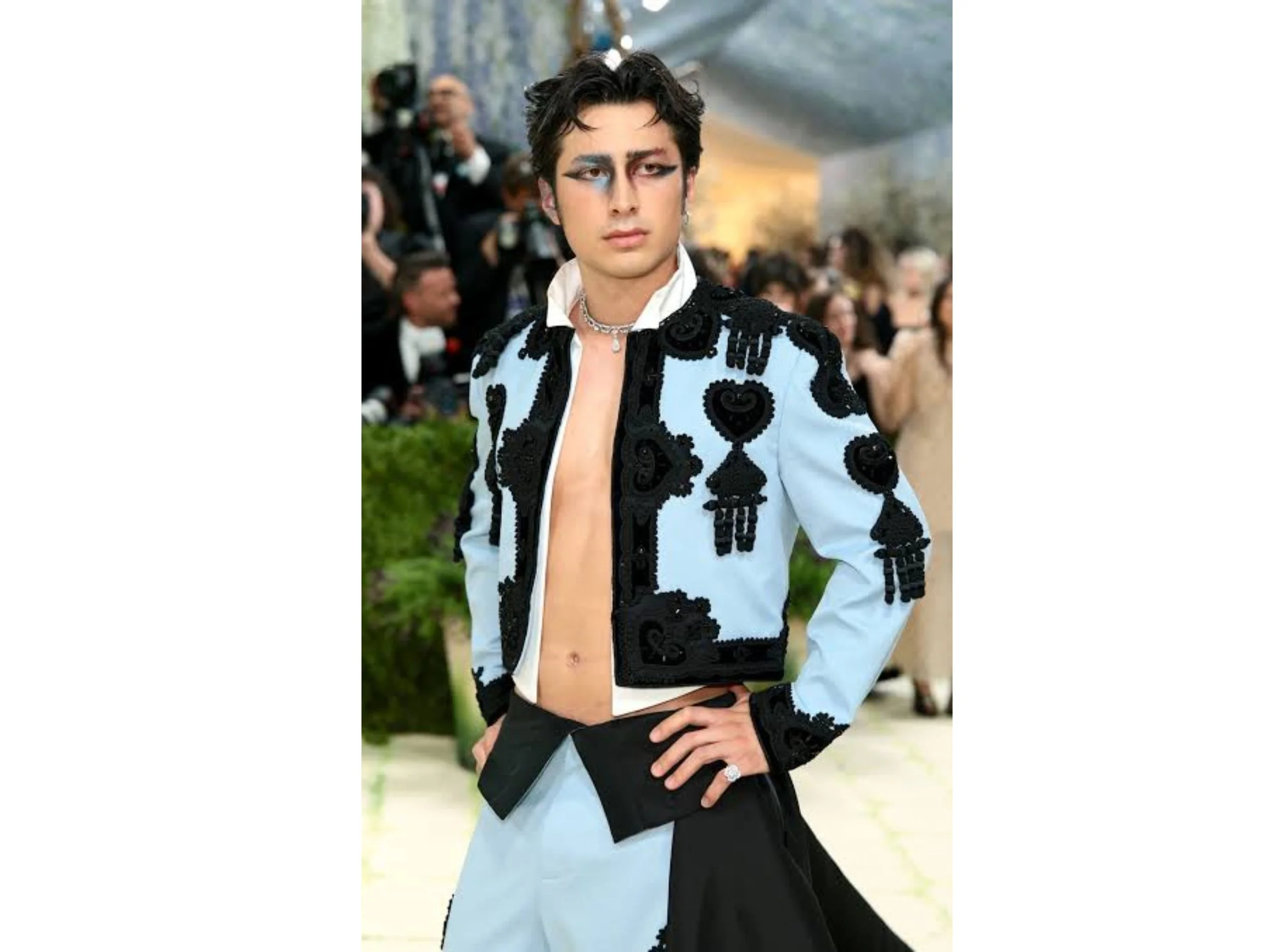 embroidered-applique-jacket-celebrity-look.jpg