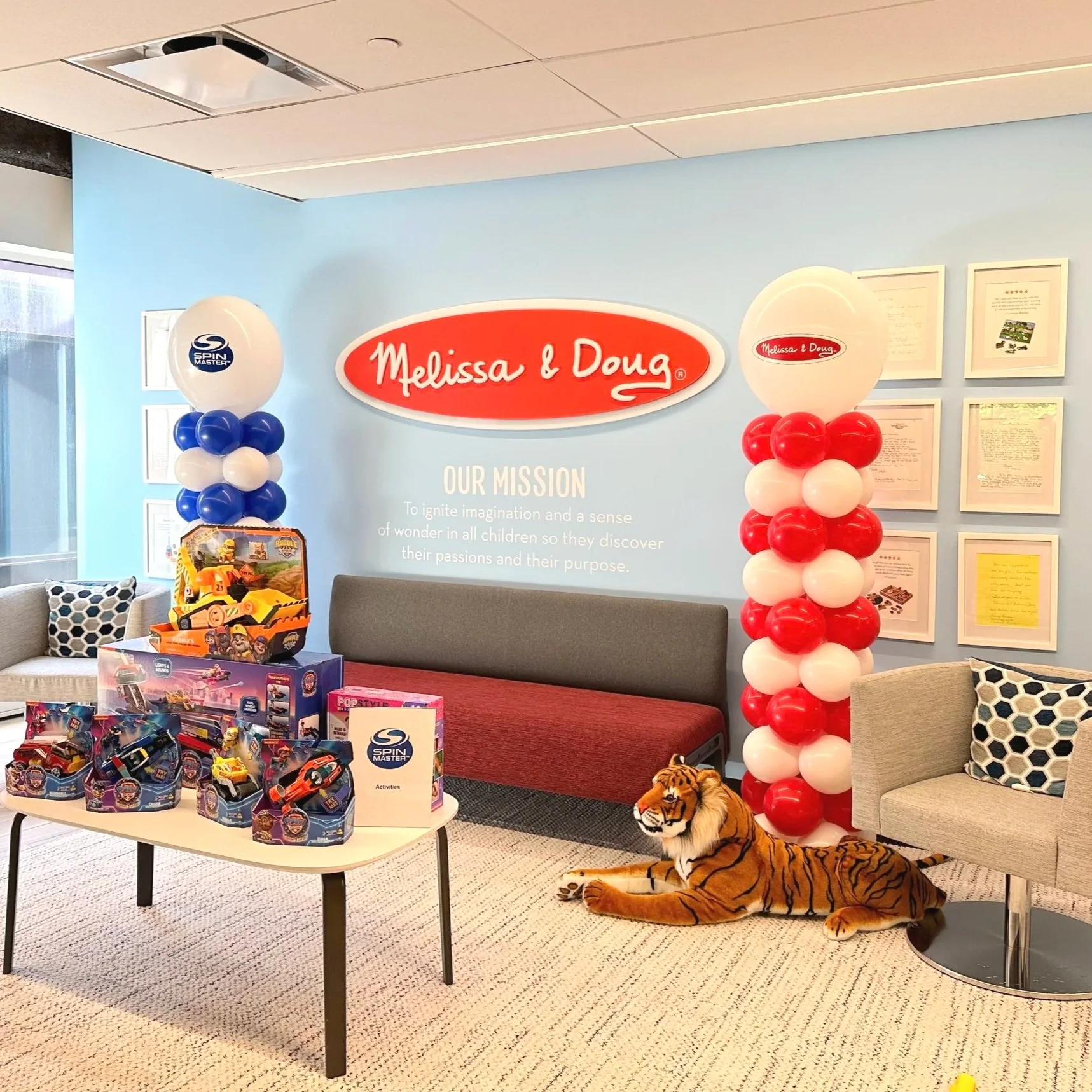 Branded balloon columns in blue and white and red and white for a corporate meeting with Spin Master and Melissa and Doug