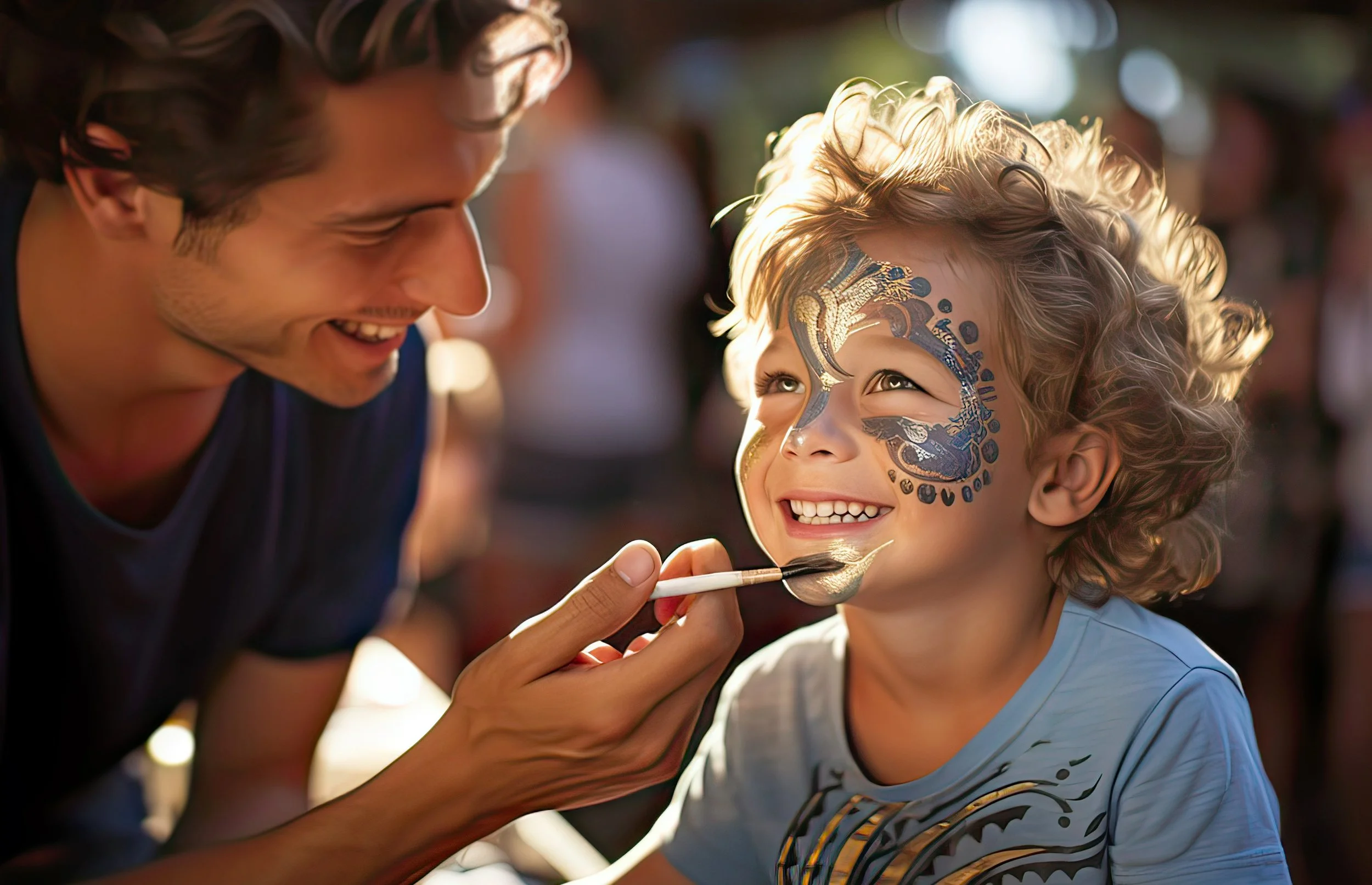 Un enfant avec des tatouages sur le visage est en train de se faire peindre le visage par un adulte à une fête ou un festival.