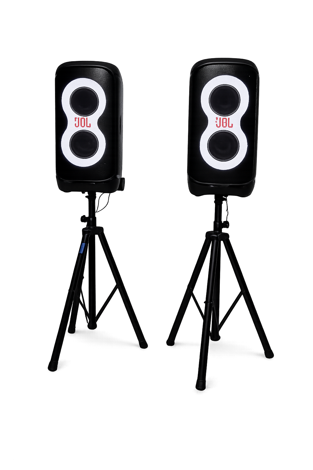 Deux haut-parleurs JBL noirs sur des trépieds, avec un fond sombre et des effets lumineux rouges et violets.