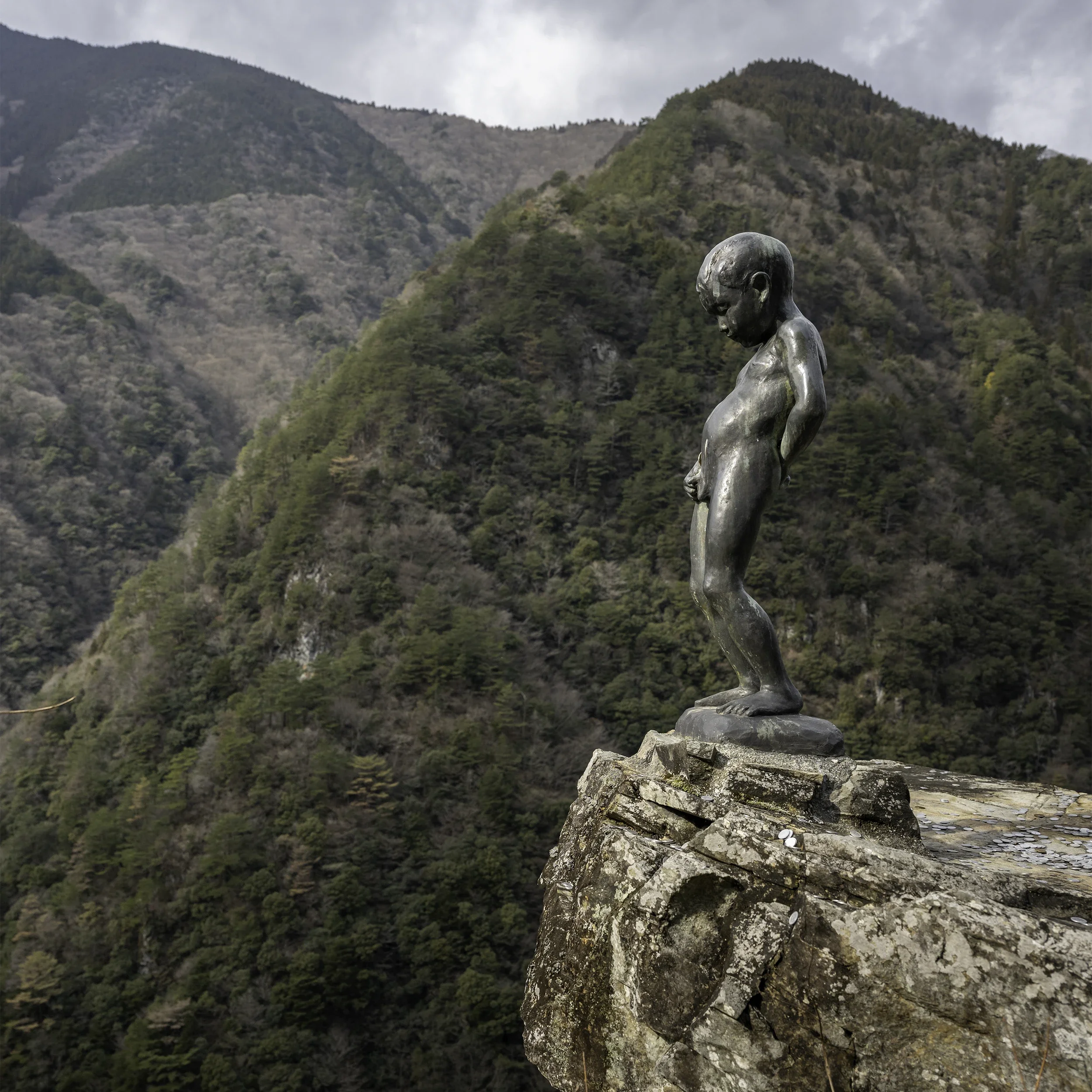 Le Manneken Pis de la Vallée d'Iya : Un Étrange Symbole au Cœur du Japon
