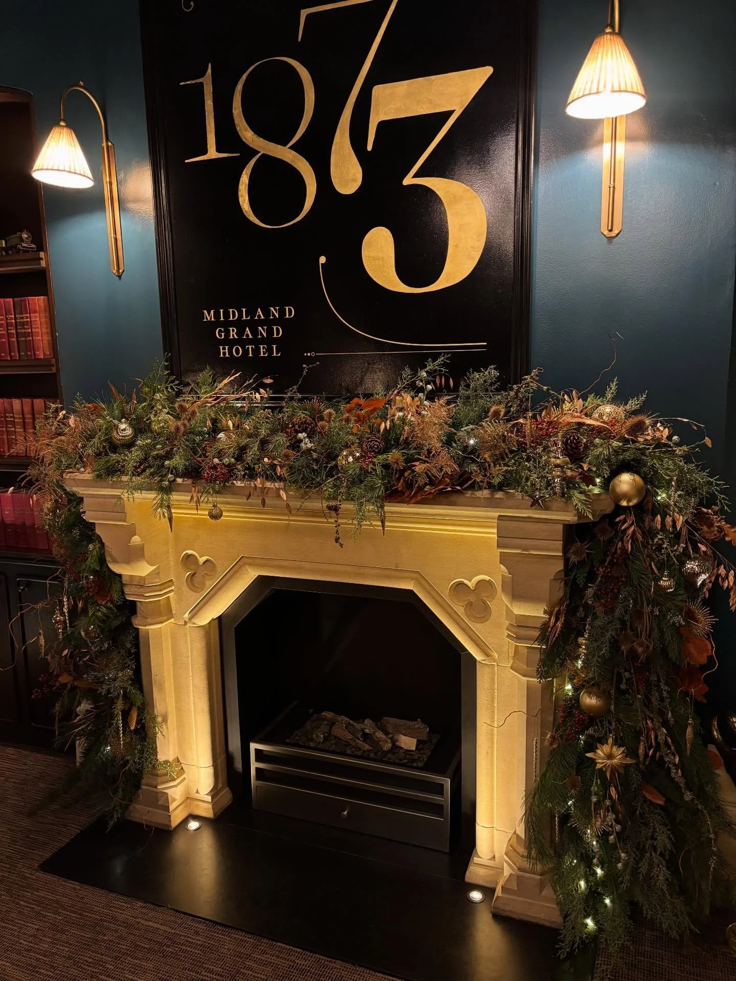 Loved this beautiful Christmas install with @phineflowers ✨✨✨ for @hawksmoorrestaurants while London slept 😴