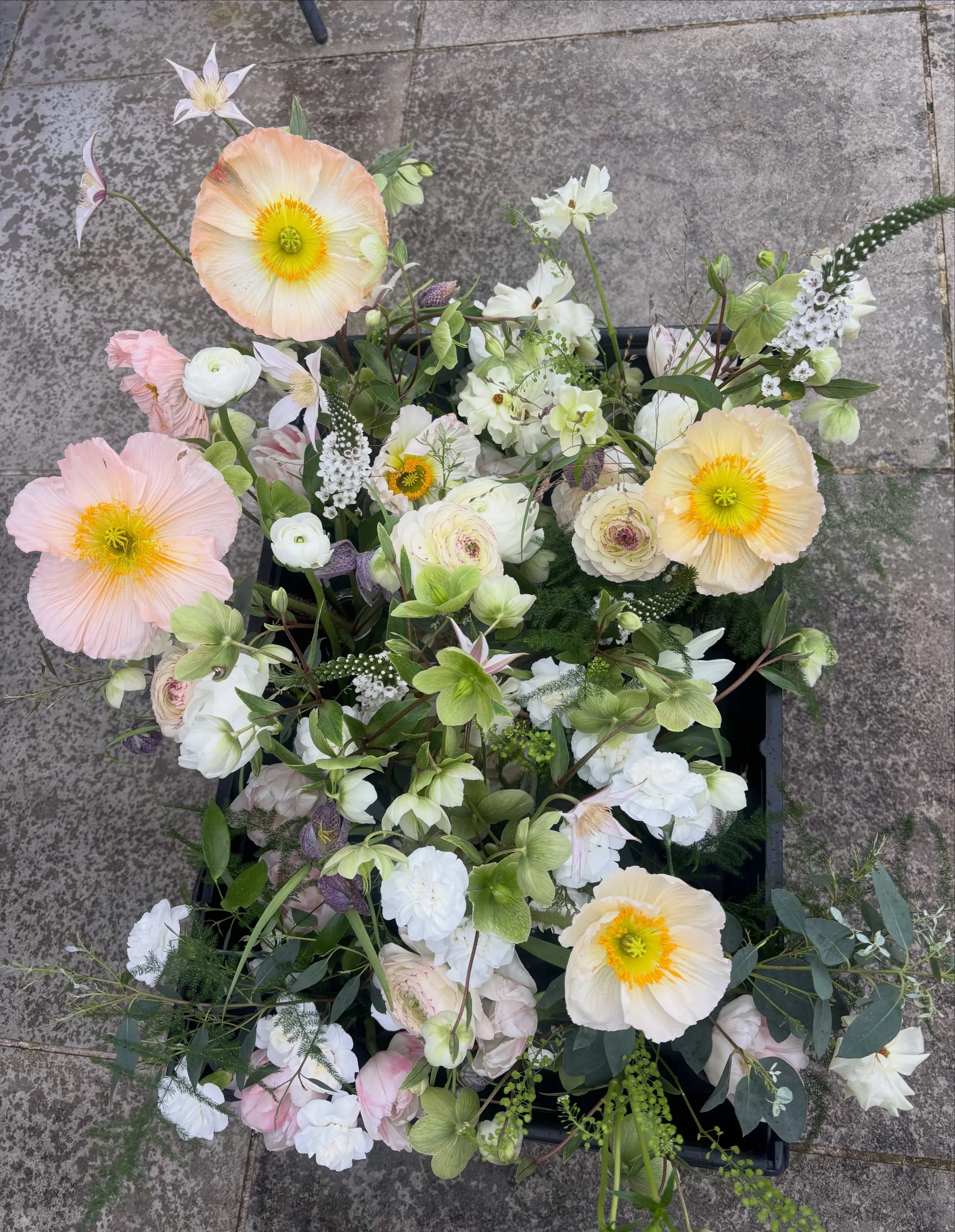 Spring buds 💛🍃 for @jessiewalescomms @shespeakssupperclub at @thesecretgardenewell 

With beautiful Icelandic poppies, tulips &amp; ranunculus ✨