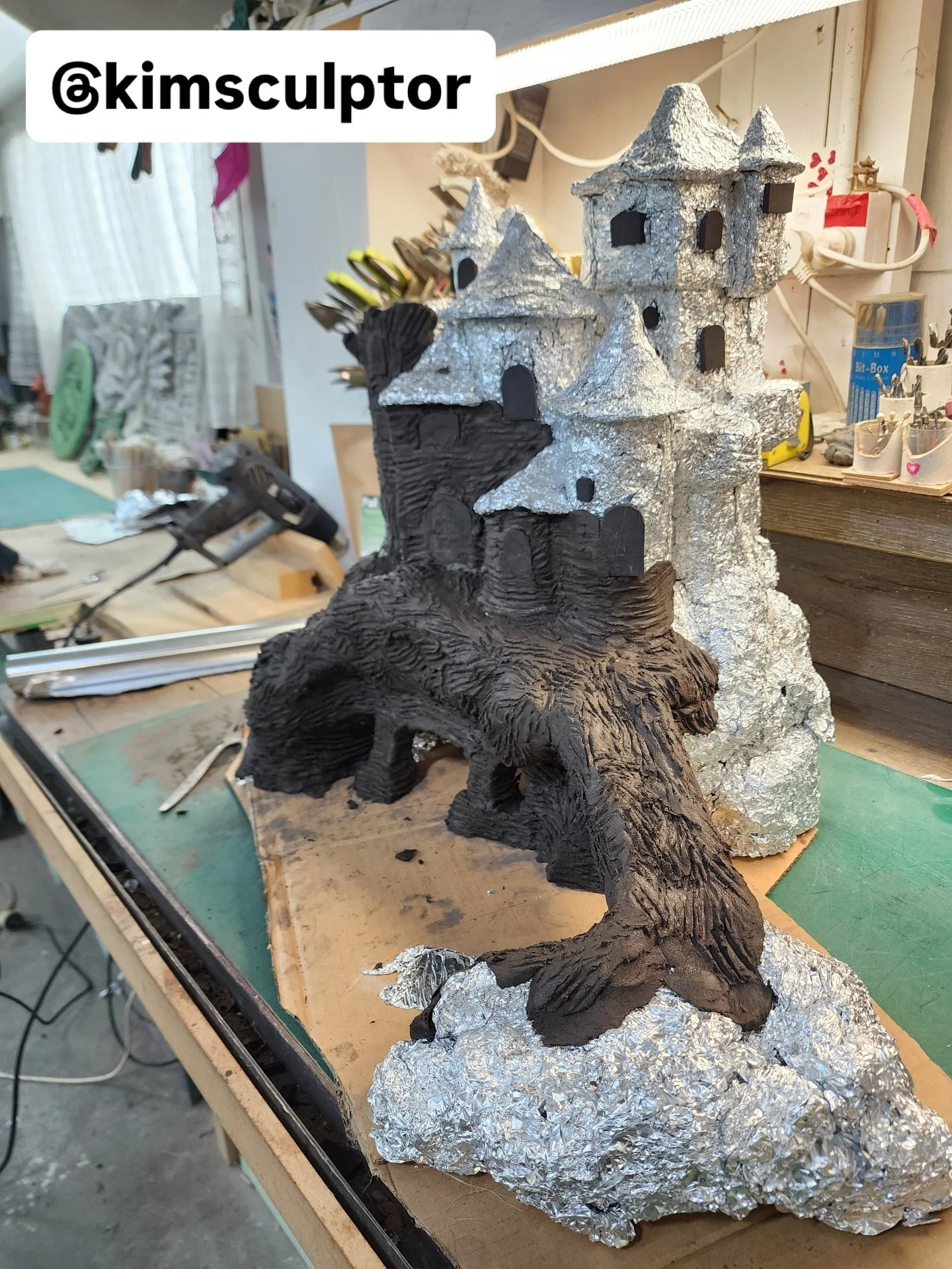 @kimsculptor using @pal_tiya sculpting her incredible diorama for @m.d.m.a_art_show 
Not long to go now!