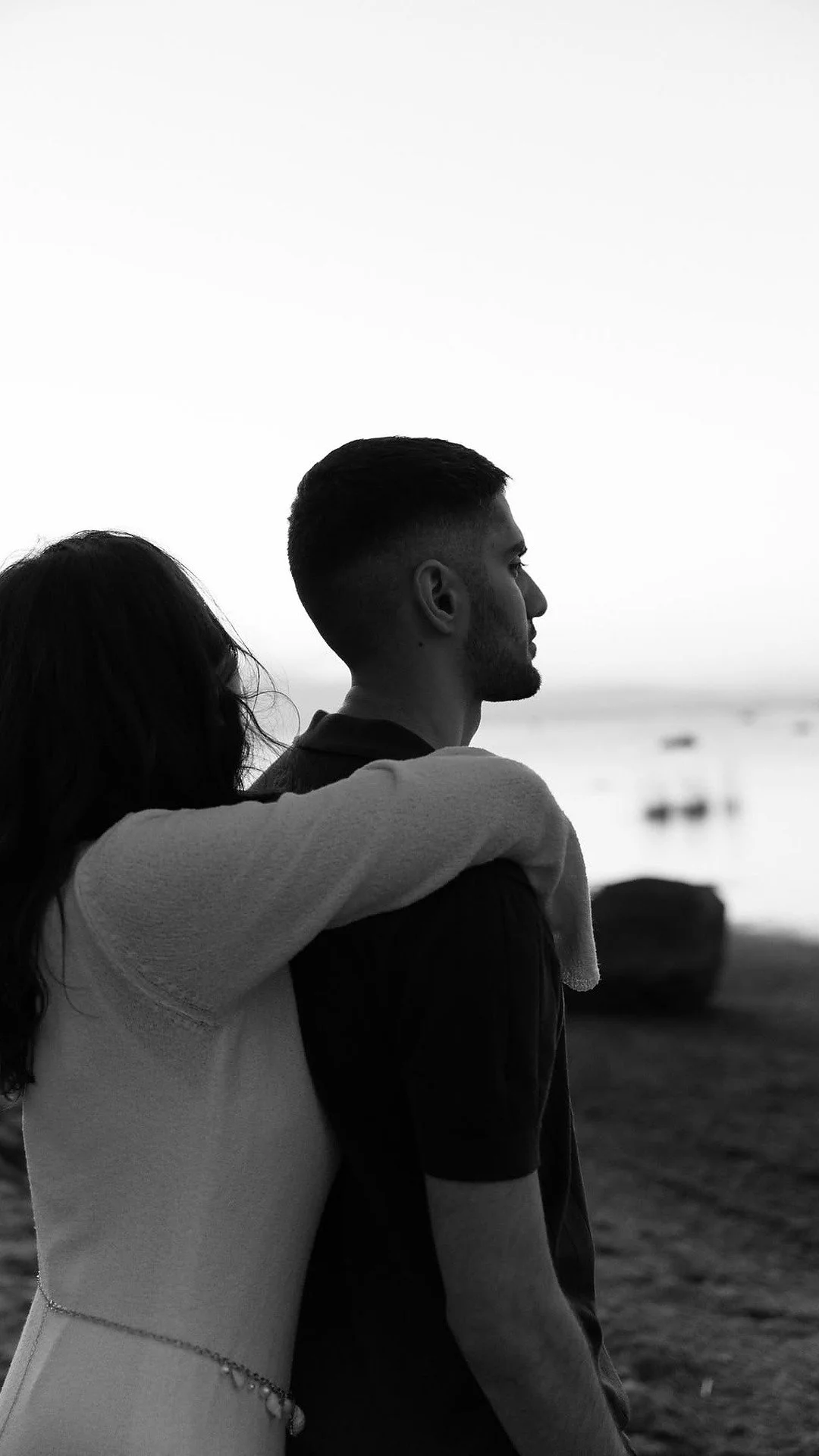 Silhouette of a couple hugging on the beach, representing renewed trust and physical closeness