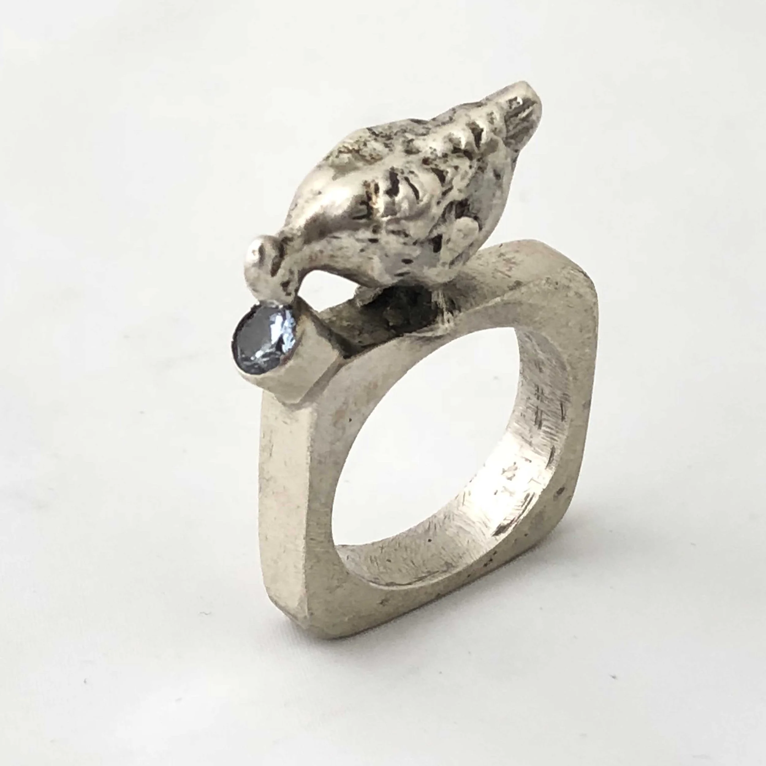 Ring met drinkende kip