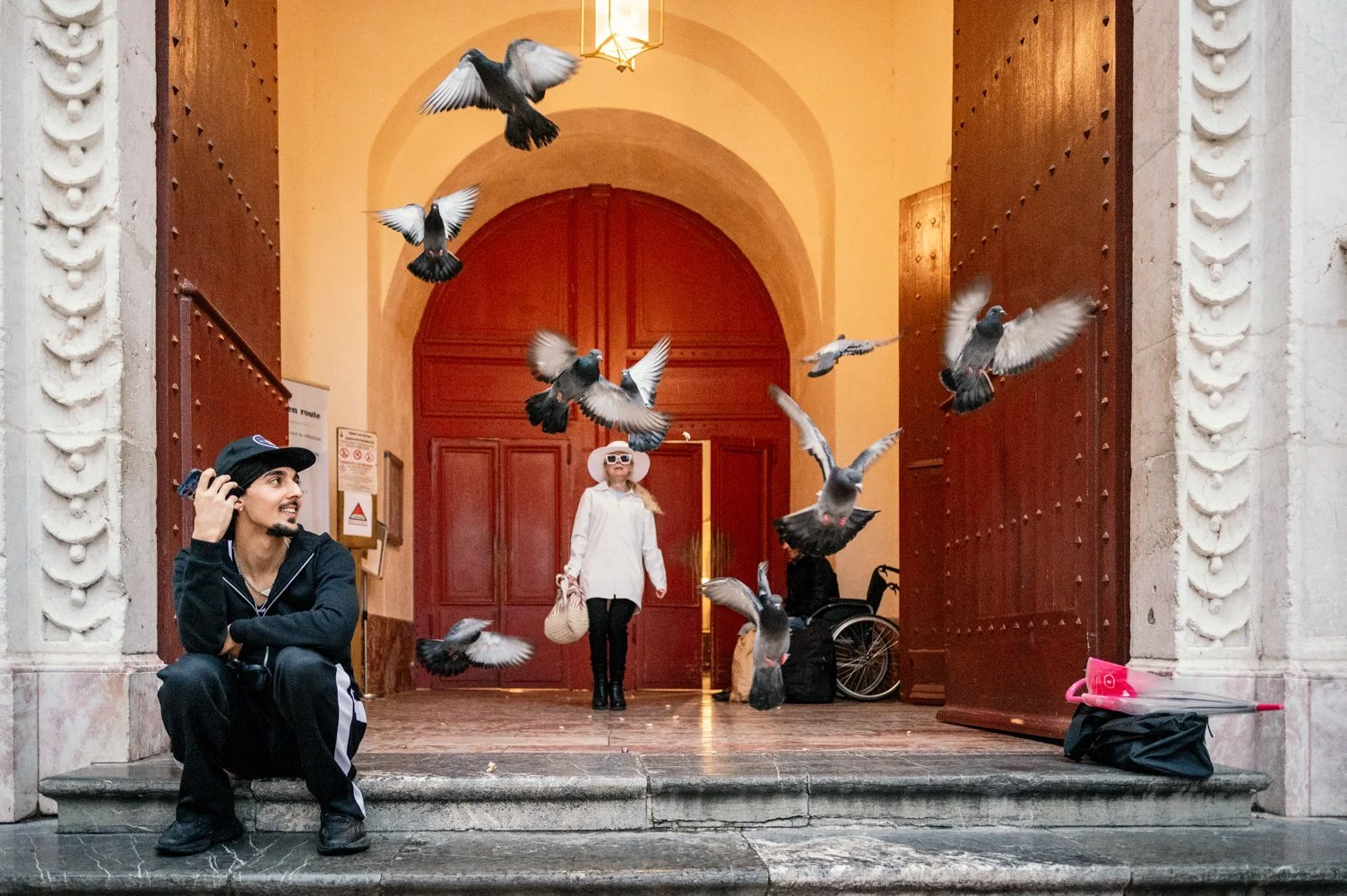 Régulièrement, le plus jeune fils de Catherine l'attend sur les marches de la Cathédrale de Perpignan. 