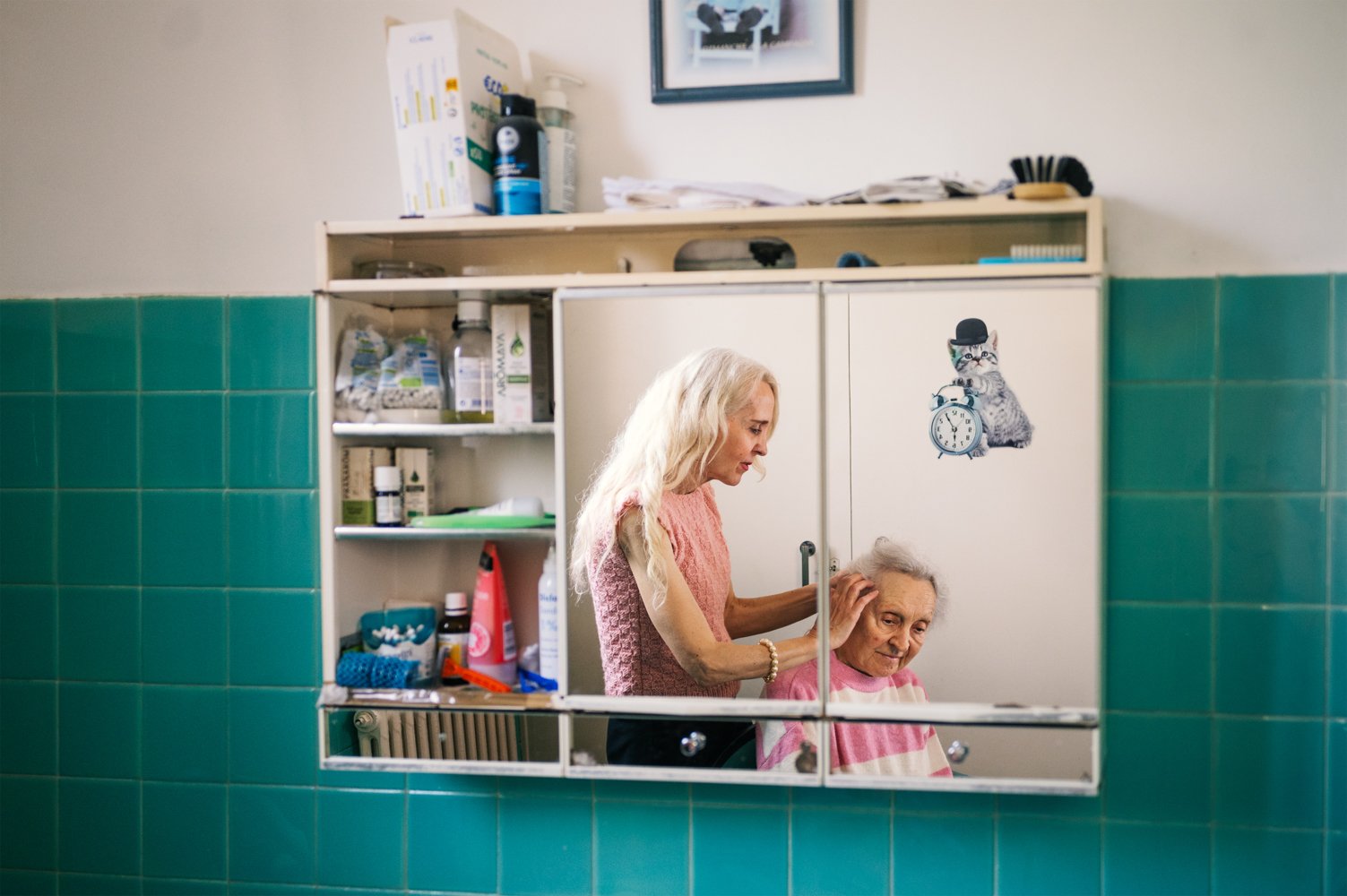 Depuis 4 ans, Catherine ancienne aide-soignant,  vit avec sa mère et l'aide dans les tâches du quotidien qu'elle ne peut plus faire.
