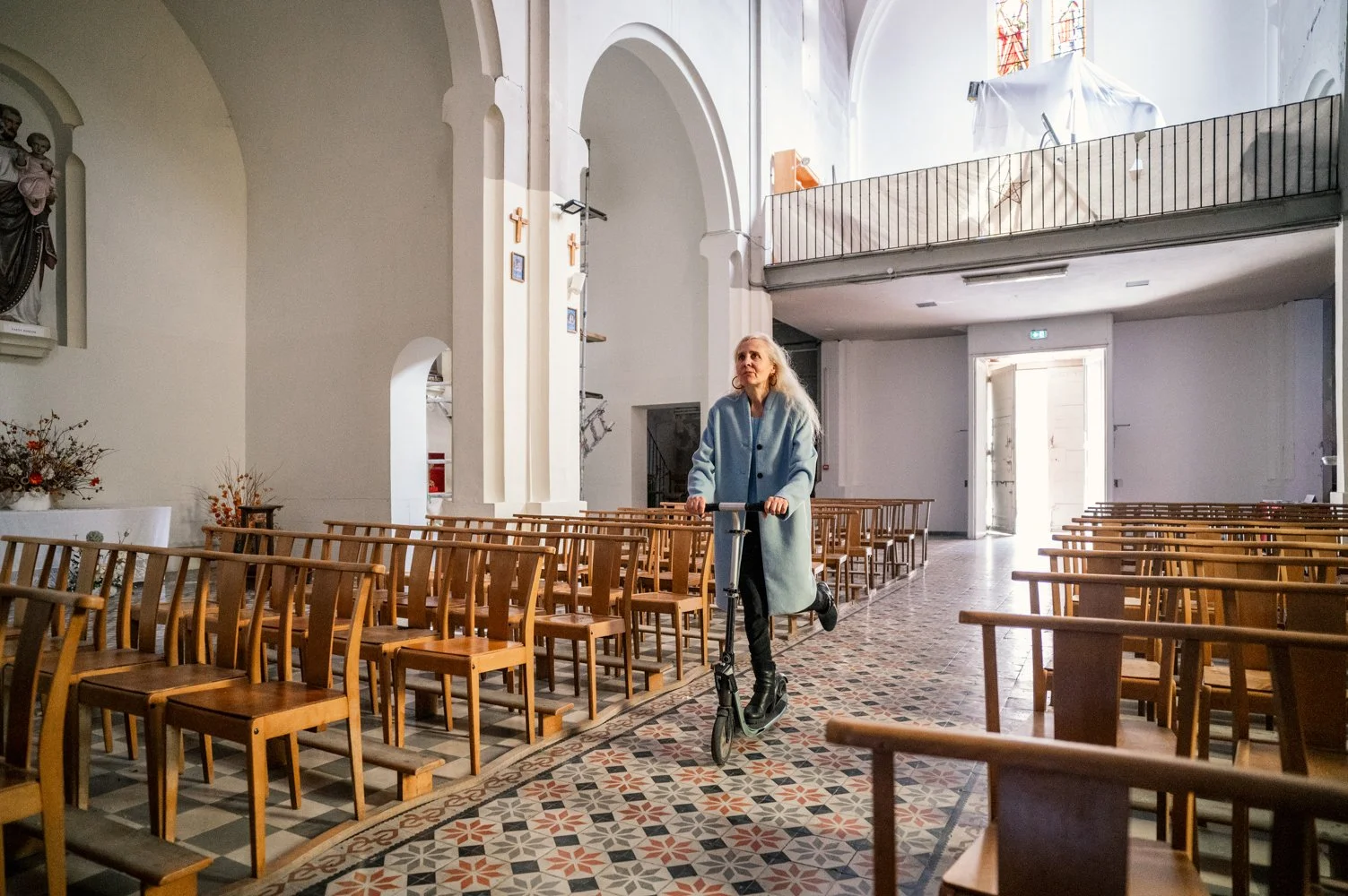 Sur sa trottinette, Catherine rejoint son eglise de cœur à Perpignan.