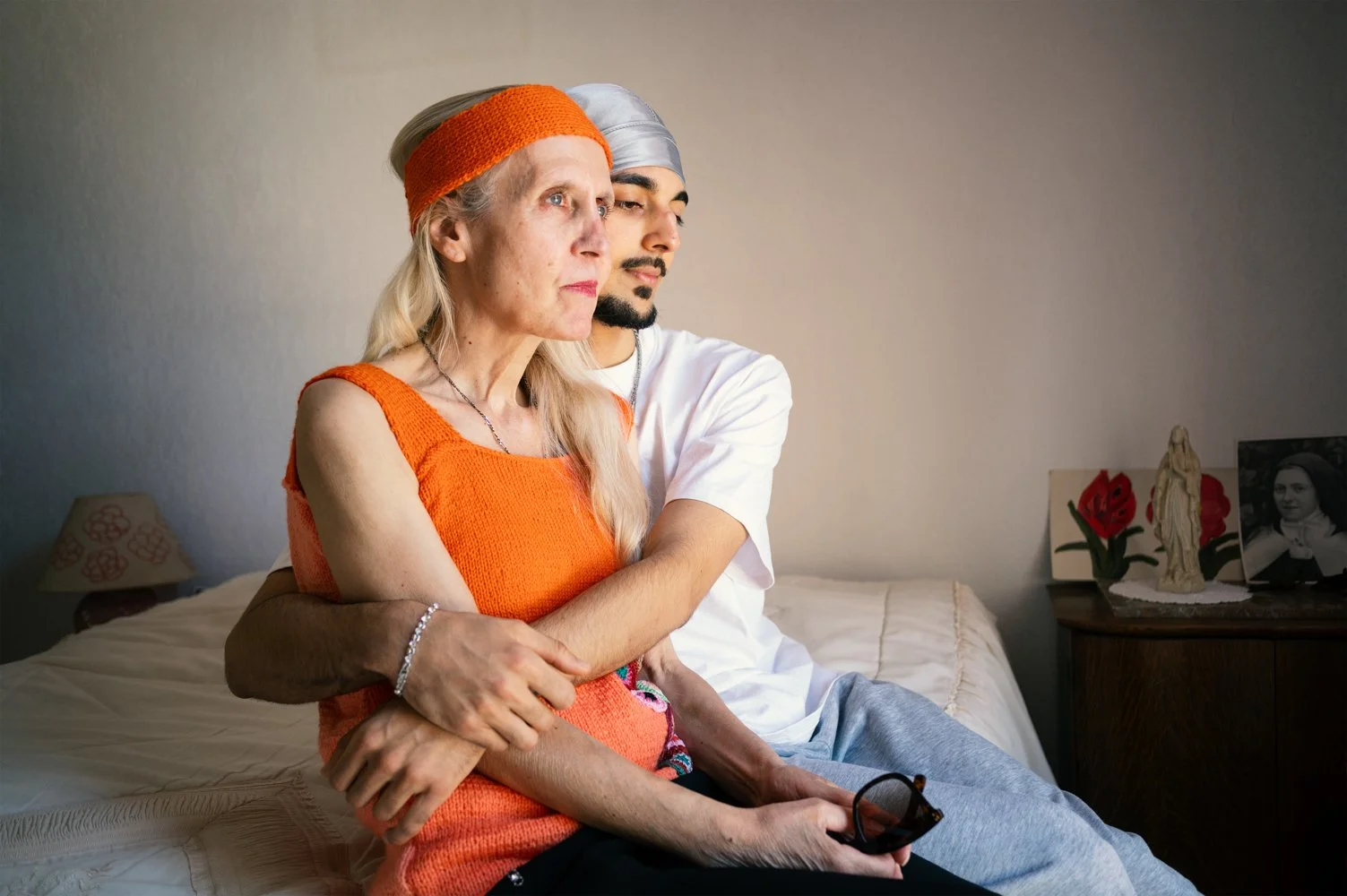 Catherine et son fils sont liés par une relation à la fois fusionnelle et complexe, marquée par des croyances différentes.