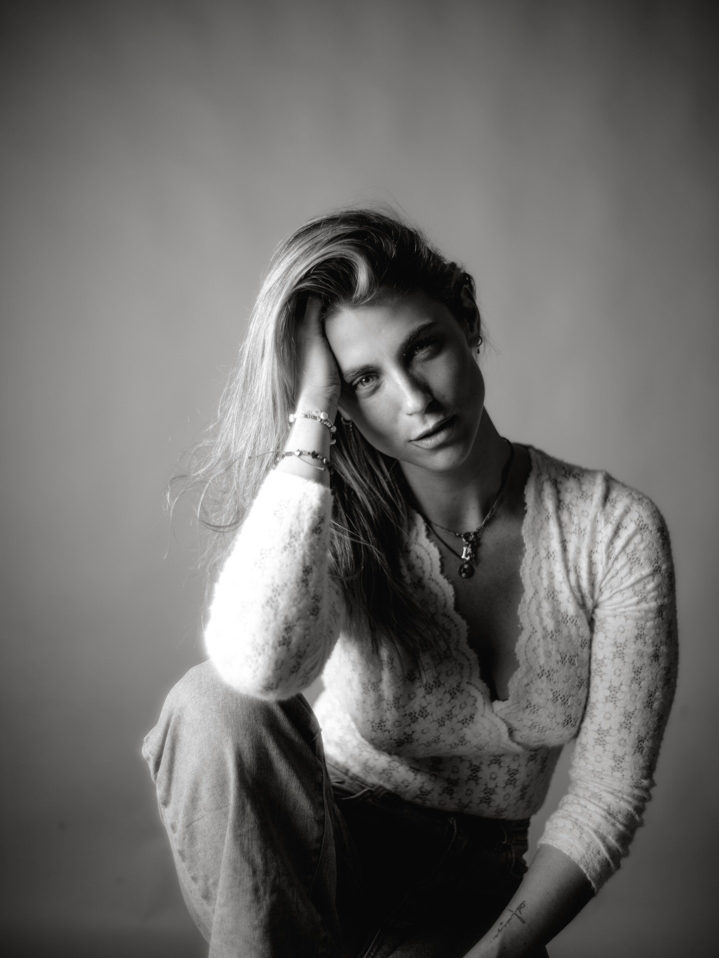 Neulich mit @lisa_m.b im @_studio_f13 .
.
.
.
#leica #leicam #bnwportrait #bnw #portrait