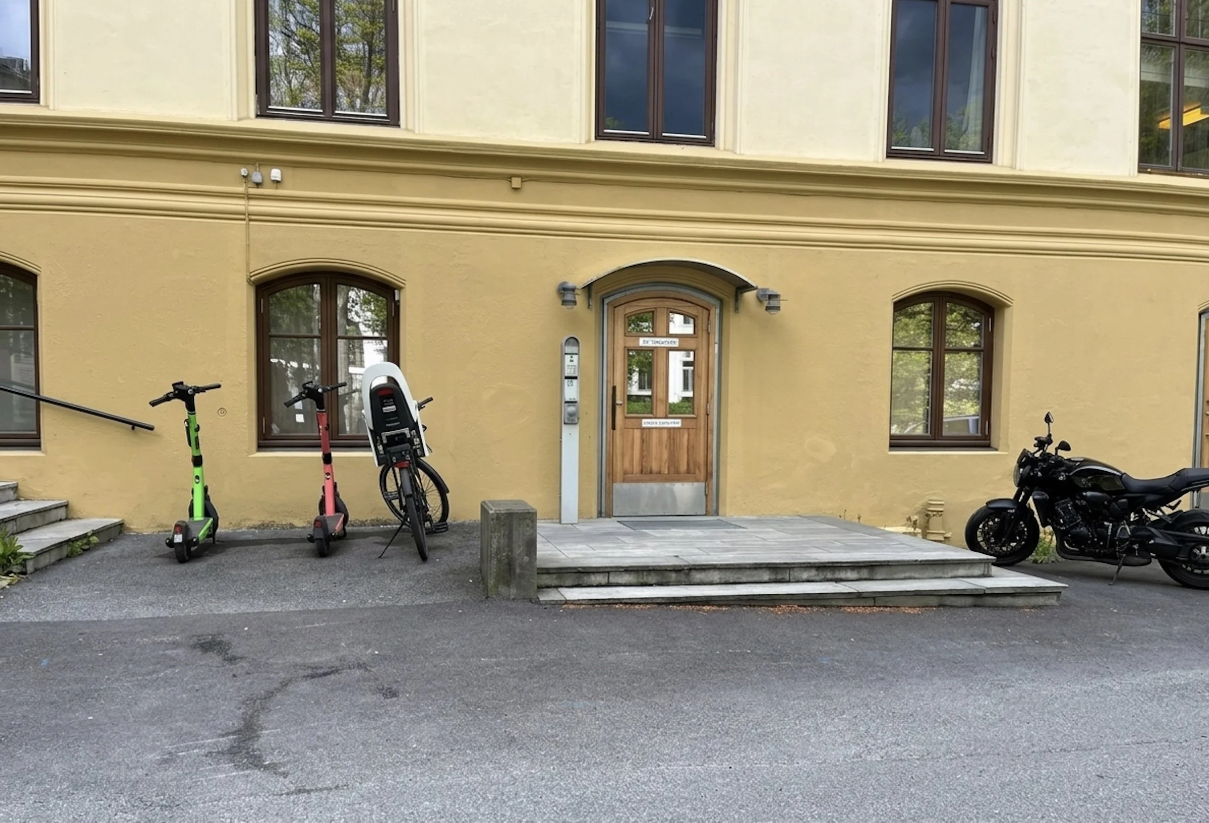 Ukens Hindring: HC-inngang. Eller sykkelstativ. Avhengig av dagen.