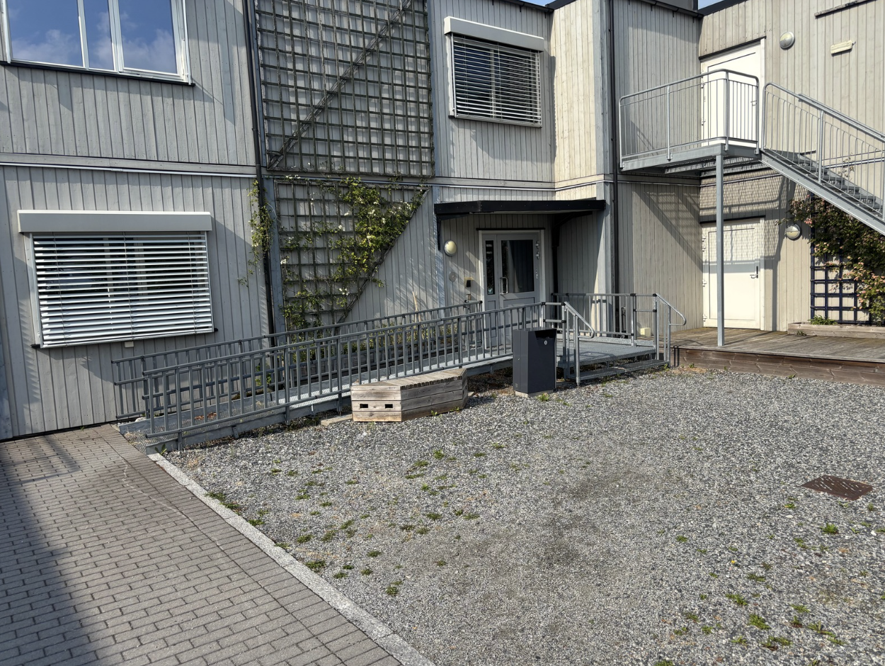 Rampe med rekkverk langs fasaden på Akropolis, administrasjonsbygg ved NMBU.
