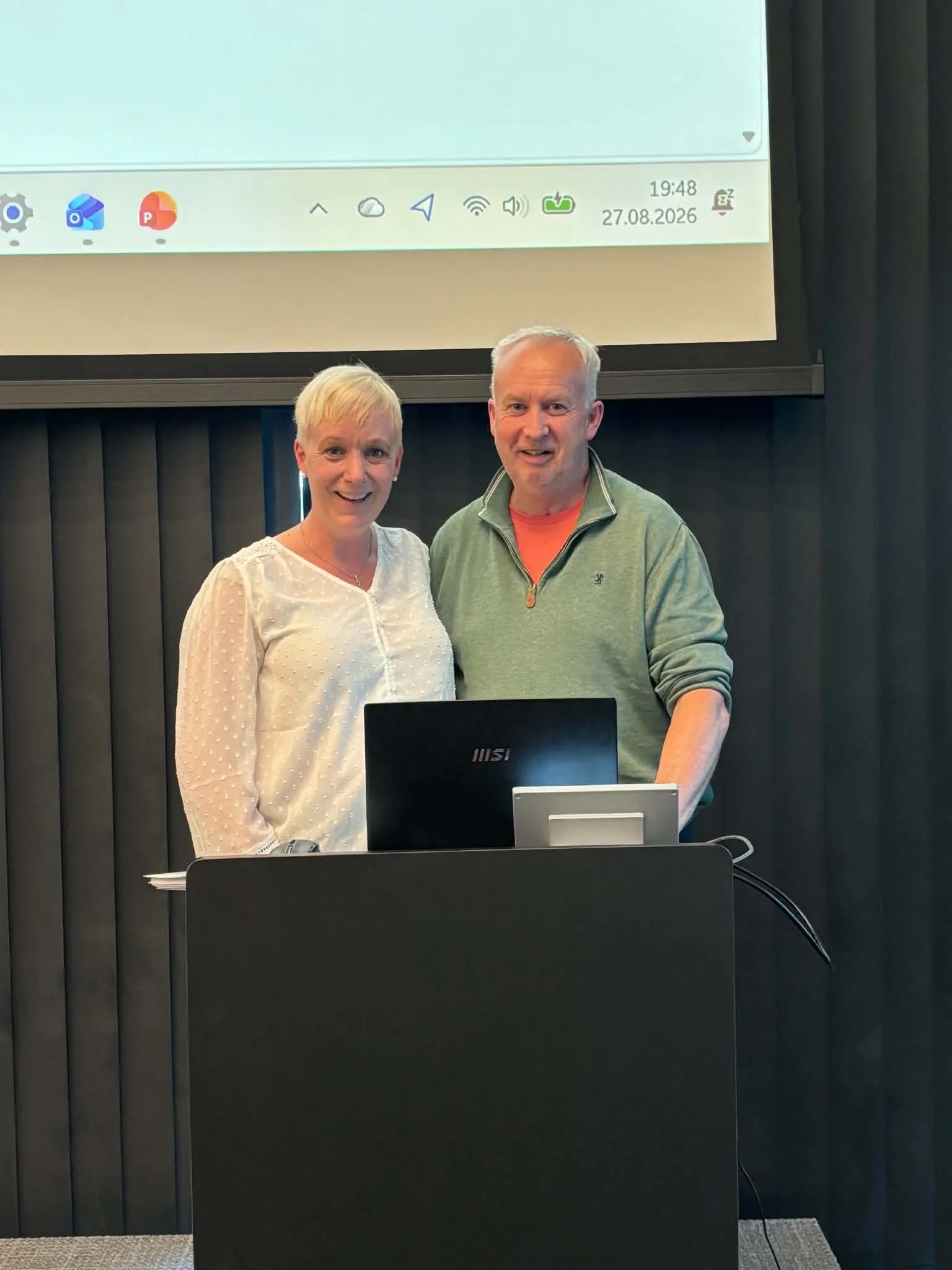 Cathrine Østvik fra Ingen Hindring og Terje, leder i Moss og Omland Parkinsonforening, ved podiet etter foredraget.