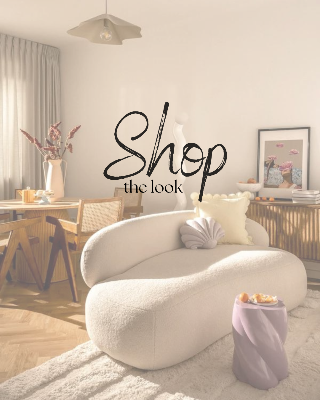 Intérieur d’un salon avec un canapé blanc, une table basse en forme de spirale, une peinture de fleurs, et une table en bois avec des décorations, le tout dans un style moderne et épuré.