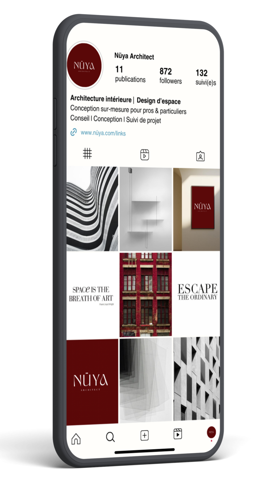 Capture d'écran d'un profil Instagram d'une architecte nommé Nüya Architect, affichant ses publications, followers, et un portfolio de photos d'architecture moderne et de designs d'espace intérieur.