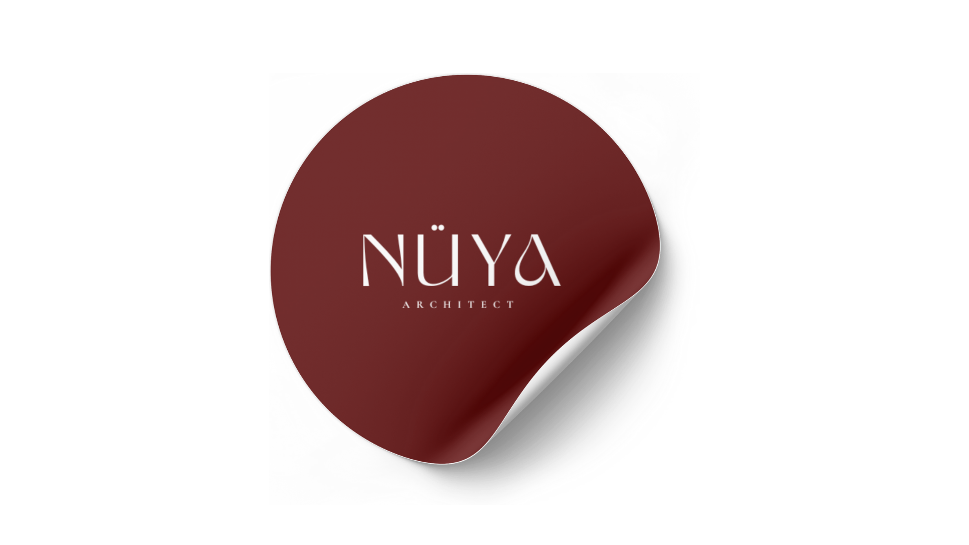 Logo de Nüya Architect sur un fond noir, avec un étiquette circlée de couleur rouge foncé et une légère courbure au coin inférieur droit.