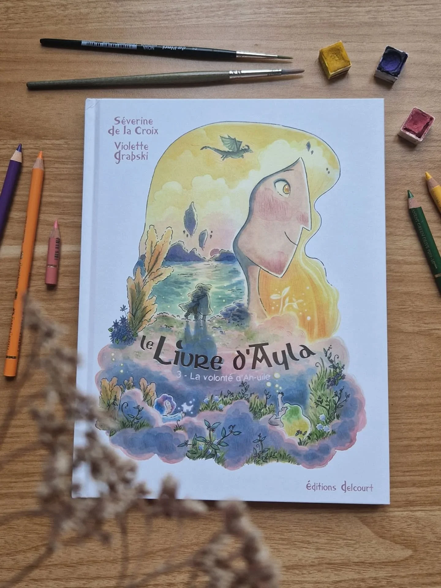 La belle r&eacute;ception !!! ✨️🤩

J&rsquo;ai re&ccedil;u mes exemplaires il y a quelques jours et je suis tellement heureuse de l&rsquo;avoir en main ❤️

Swipe pour voir un peu plus en d&eacute;tail la couverture et quelques planches. Une vid&eacut