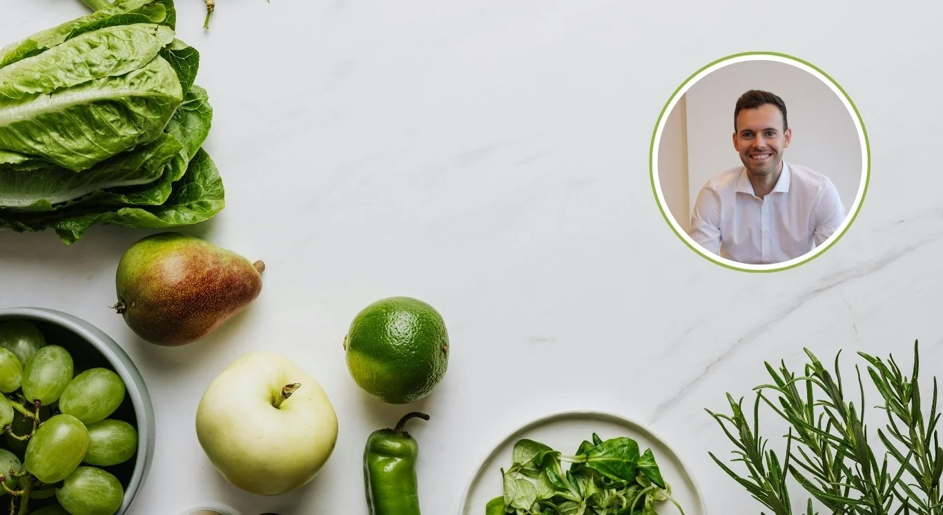 Verschiedene frische Obst- und Gemüsesorten auf weißem Hintergrund mit einem Foto eines lachenden Mannes in einem grünen Kreis.