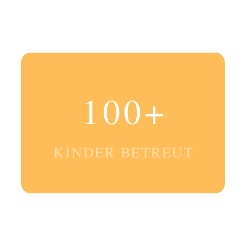 Schwarzes Hintergrund mit einer goldenen rechteckigen Karte, auf der steht '100+ Kinder betreut' in weissen Buchstaben.