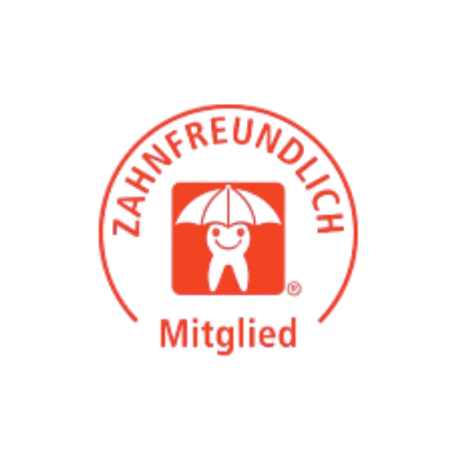 Ein rotes Symbol mit einem Regenschirm, einem Menschen und einem Text im Kreis. Der Text lautet 'Mitarbeit'.