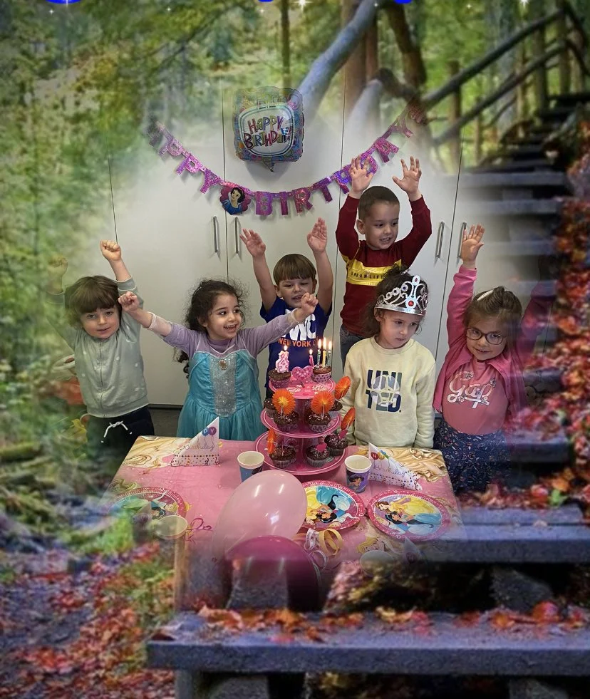 Kinder feiern Geburtstag mit einem bunten Kuchen, Partydekorationen und Luftballons, im Hintergrund ein Waldmotiv.