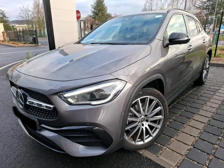 Carro Mercedes-Benz cinza estacionado em uma rua.