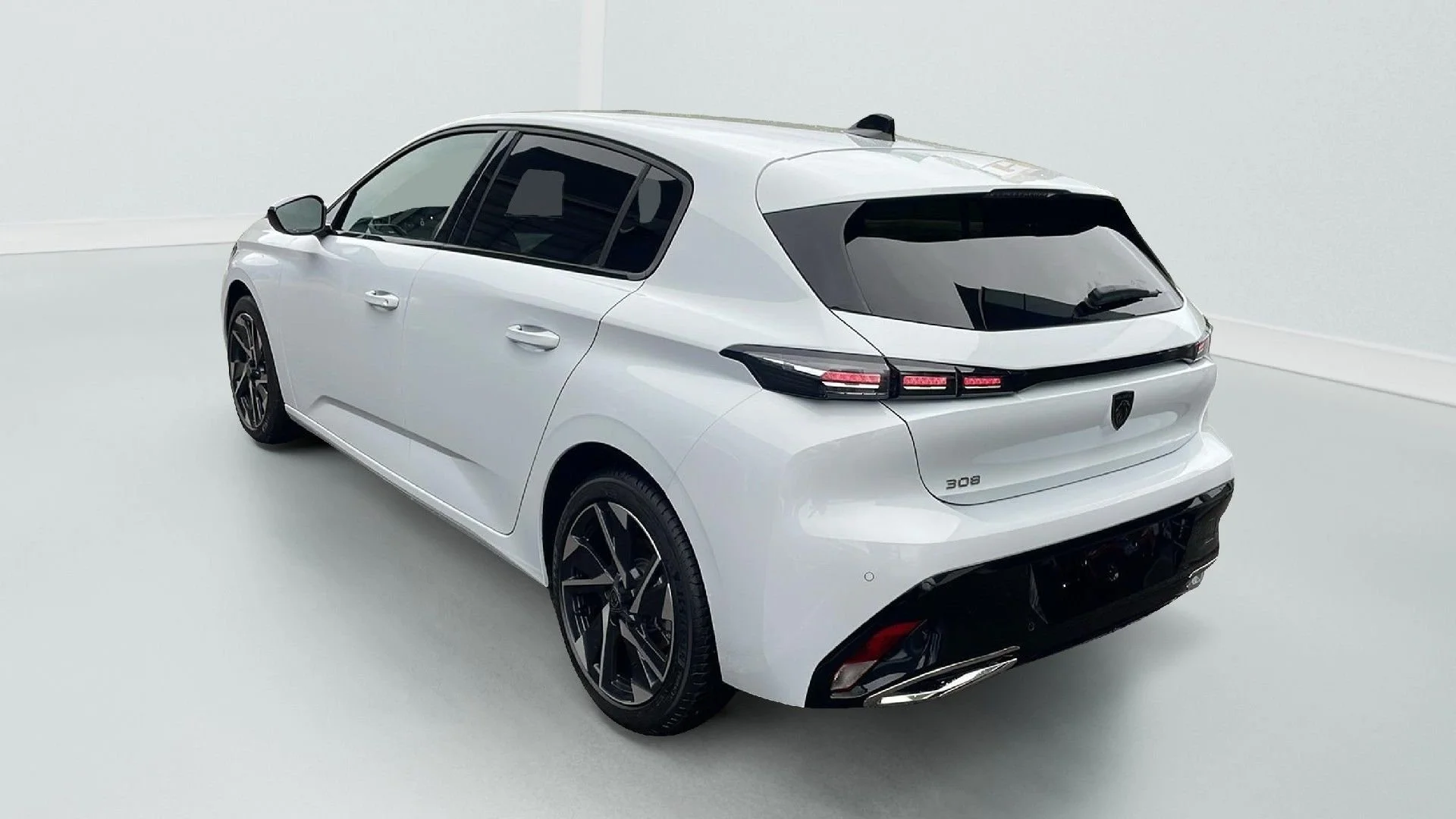 Carro branco estacionado em ambiente limpo e minimalista, visto de trás e de lado, com detalhes em preto nas janelas e rodas esportivas.