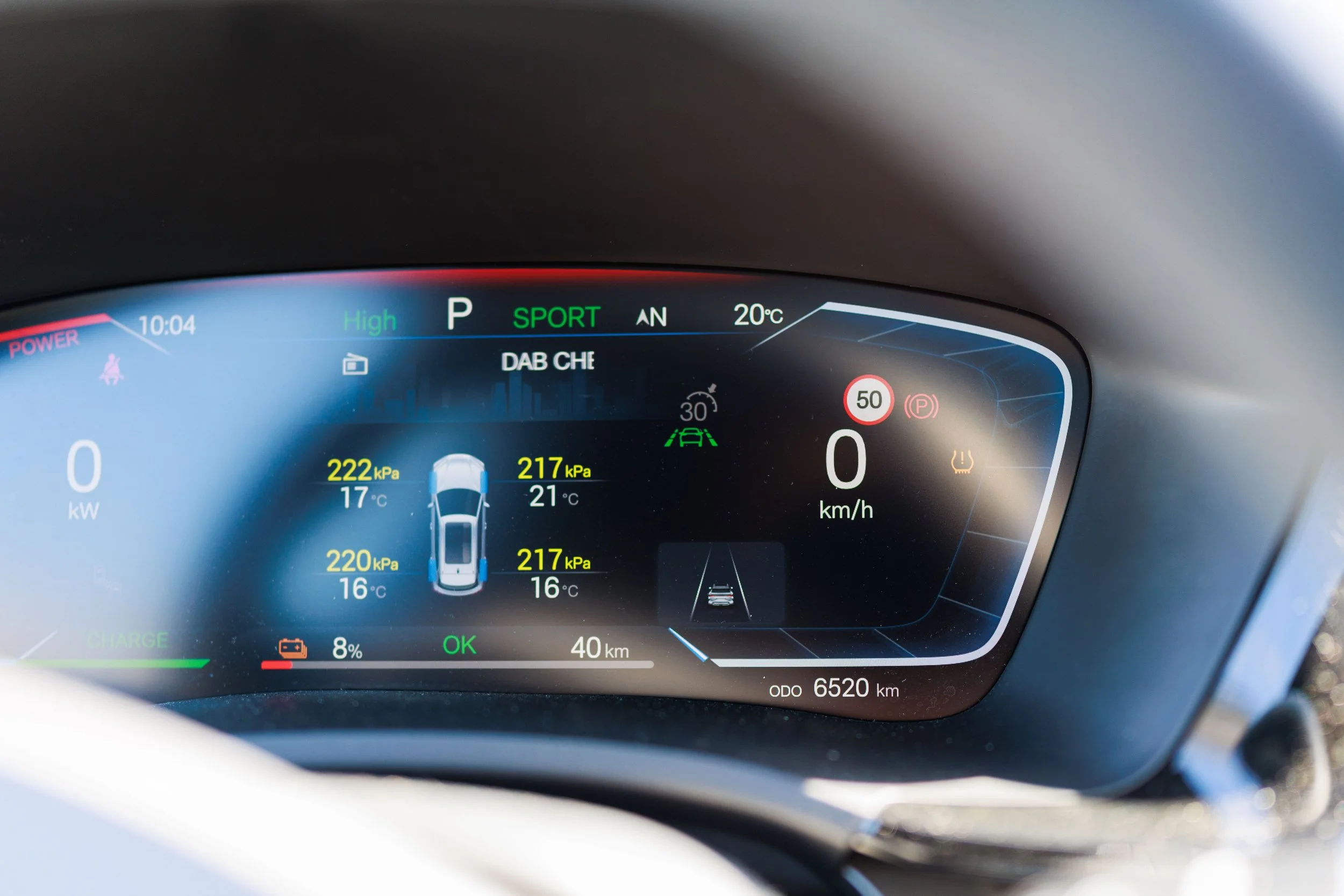Painel de instrumentos de carro digital exibindo velocidade zero km/h, modo de condução SPORT, temperatura 20°C, nível de bateria, condições do veículo, odômetro 6520 km, e diversas informações do veículo e do motorista.
