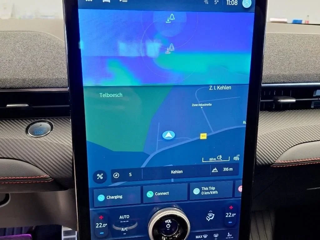 Tela de um carro elétrico mostrando o mapa, a navegação e configurações de bateria e ar condicionado.