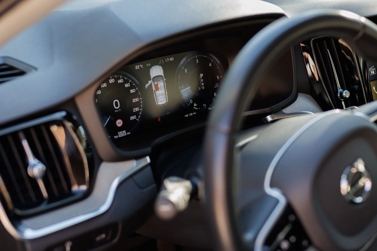 Painel de instrumentos de carro digital, mostrando velocidade, estado do carro e informações do veículo.