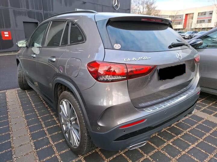 Carro Mercedes-Benz GLA 250 4MATIC estacionado em área de estacionamento, visto de trás.