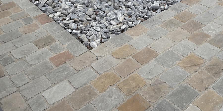 pavage en pierre avec bordure de galets décoratifs