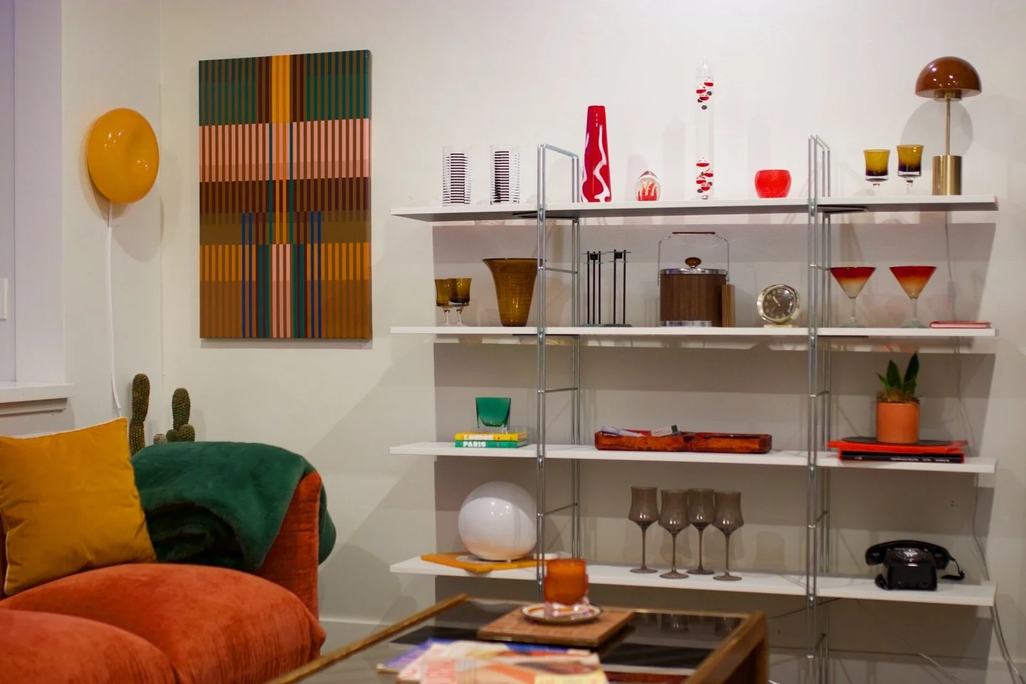 Living room reveal - 70&rsquo;s Revival✨
This space came together slowly and intentionally&mdash;starting with vintage and mid-century pieces that had personality first, and building the room around them. The goal was to bring in bold color without i