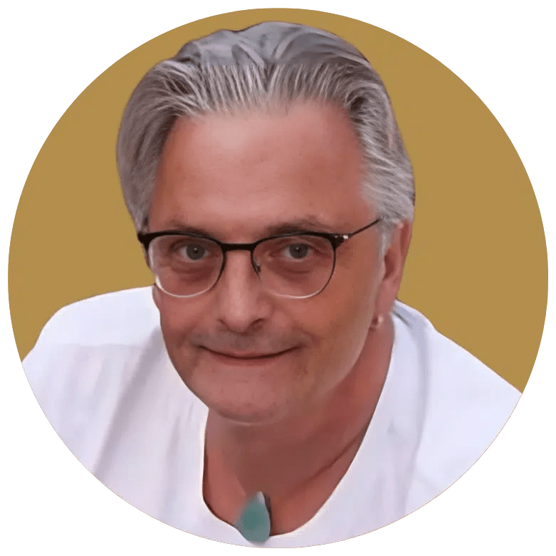 Ein Mann mit grauen Haaren und Brille, Gesicht im Nahaufnahme, leichtes Lächeln, goldener Hintergrund, runder Rahmen