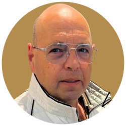 Ein kahlköpfiger Mann mit silberner Brille, Gesicht im Nahaufnahme, leicht geöffnetem Mund, goldener Hintergrund, runder Rahmen