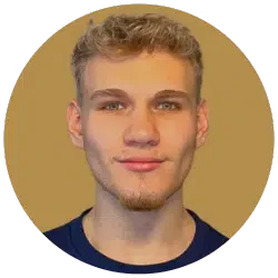 Ein junger Mann mit blonden Haaren und einem leichten Bart vor einem beigen Hintergrund.