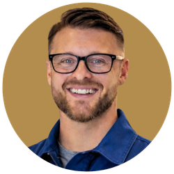 Ein Mann mit Brille, Gesicht im Nahaufnahme, Lächeln, heller Hintergrund, runder Rahmen