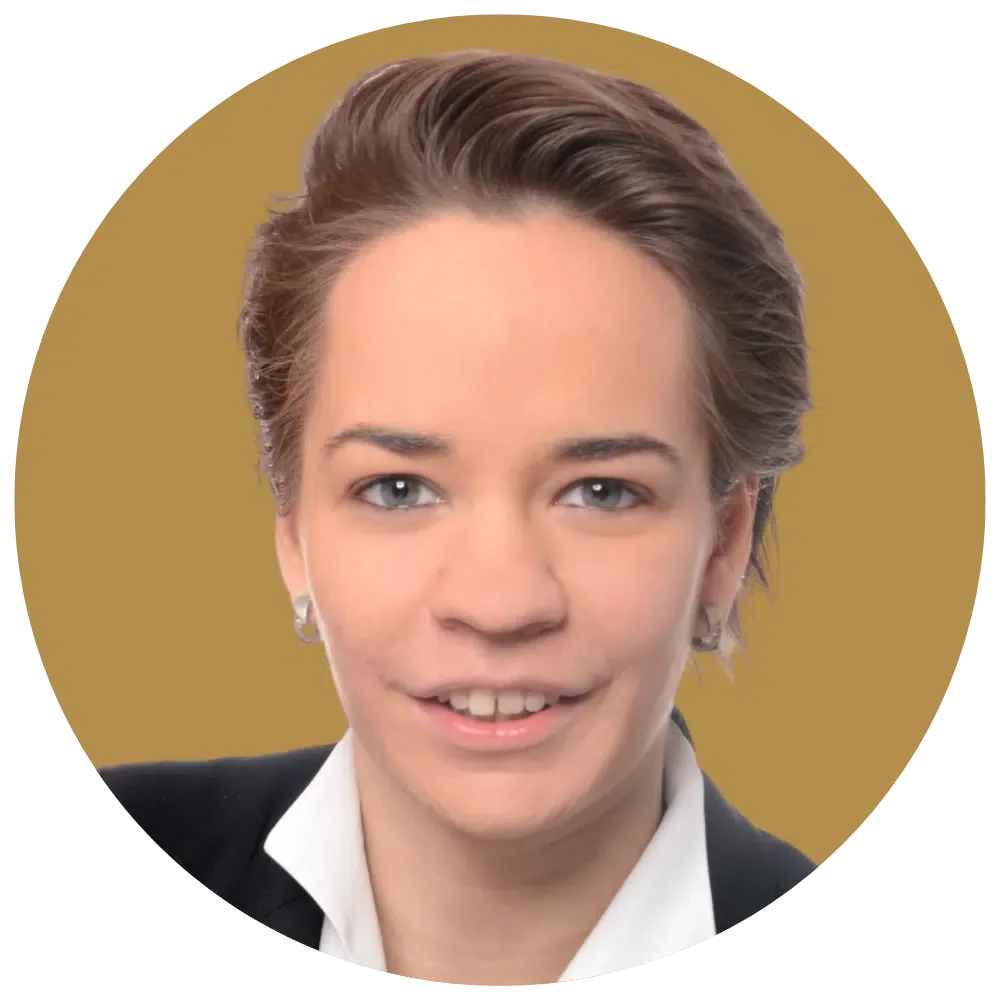 Nahaufnahme einer Frau mit kurzen braunen Haaren, blauen Augen und einem schwarzen Blazer vor einem goldfarbenen Hintergrund.