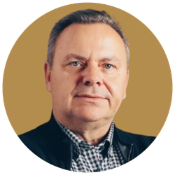 Ein Mann mit kurzen grauen Haaren, Gesicht im Nahaufnahme, neutralem Gesichtsausdruck, goldener Hintergrund, runder Rahmen