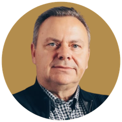 Ein Mann mit kurzen grauen Haaren, Gesicht im Nahaufnahme, neutralem Gesichtsausdruck, goldener Hintergrund, runder Rahmen