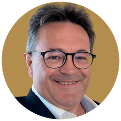 Ein Mann mit grauen Haaren und schwarzer Brille, Gesicht im Nahaufnahme, Lächeln, goldener Hintergrund, runder Rahmen