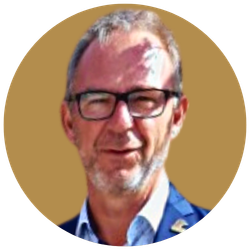 Ein Mann mit grauen Haaren, grauem Bart und schwarzer Brille, Gesicht im Nahaufnahme, Lächeln, goldener Hintergrund, runder Rahmen
