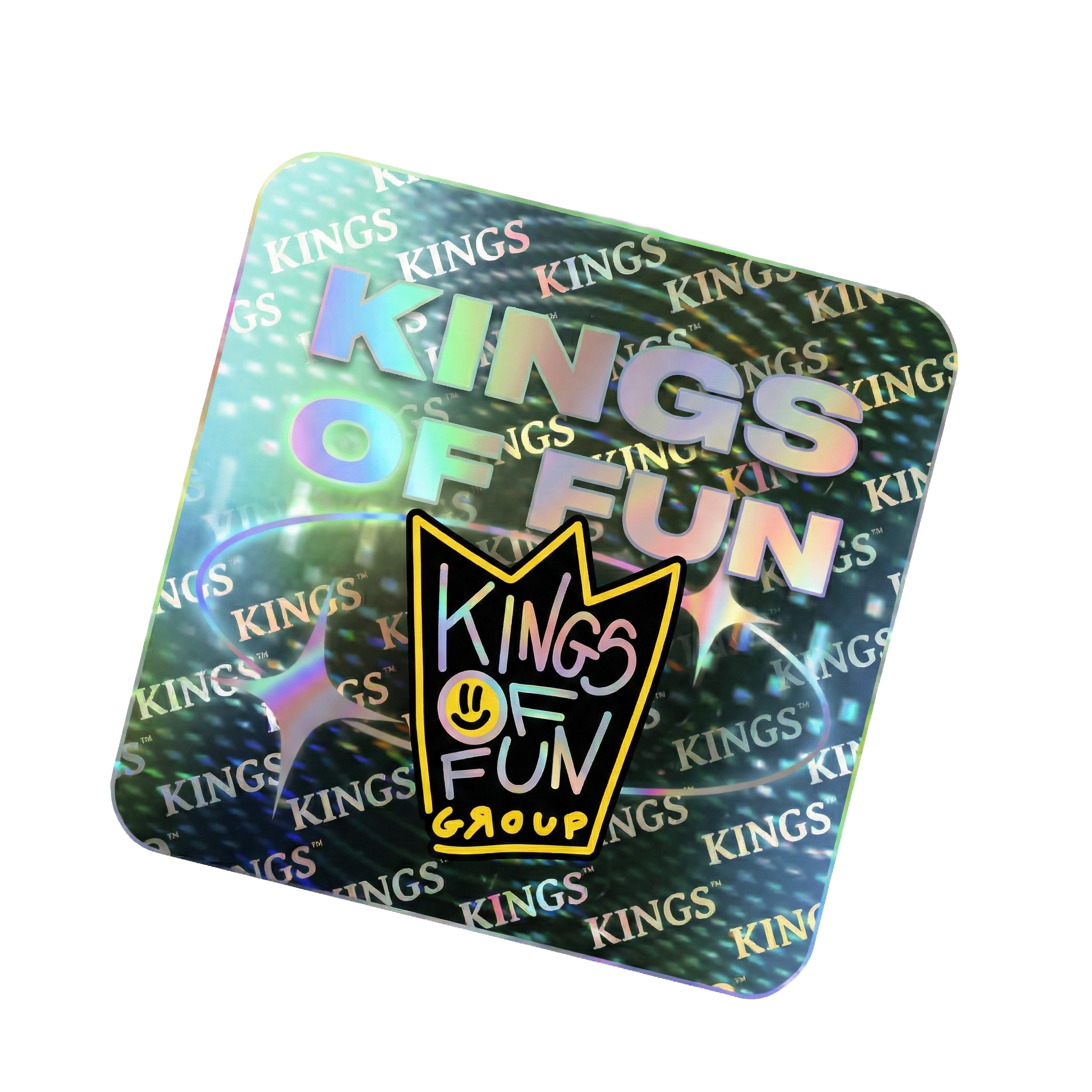 Caja decorativa con fondo iridiscente y texto que dice 'KINGS OF FUN' en letras grandes y holográficas. Incluye un dibujo de una taza de bebida con la palabra 'KINGS' en la parte superior, 'FUN' en el centro, y 'GROUP' en la base, con una cara sonriente en la taza.