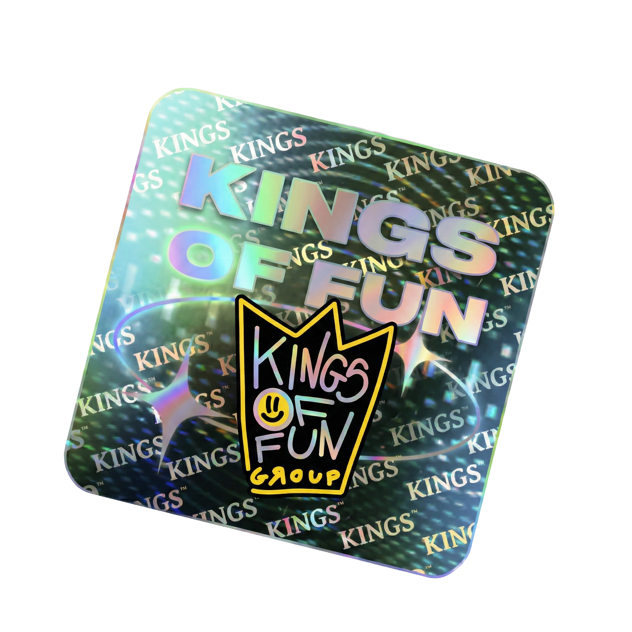 Caja decorativa con texto en neón que dice 'KINGS OF FUN' y un dibujo de una copa con la misma frase y un sol sonriente, fondo con el patrón 'KINGS'.