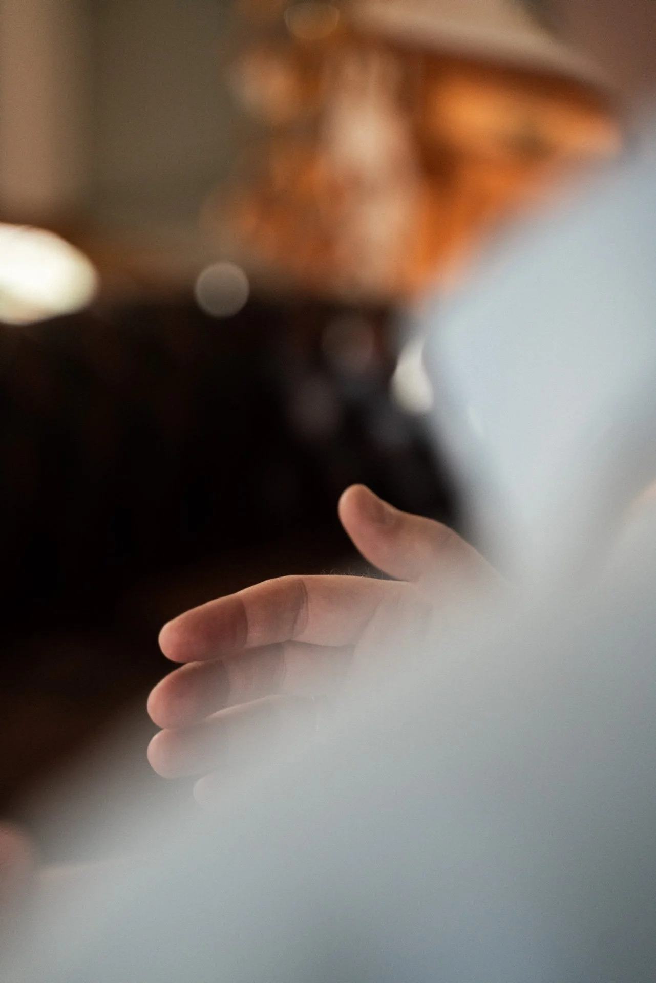 Nahaufnahme einer gestikulierenden Hand