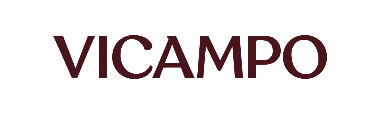 Das Bild zeigt das Logo des VicaMPO mit schwarzen und dunkelroten Buchstaben auf weißem Hintergrund.