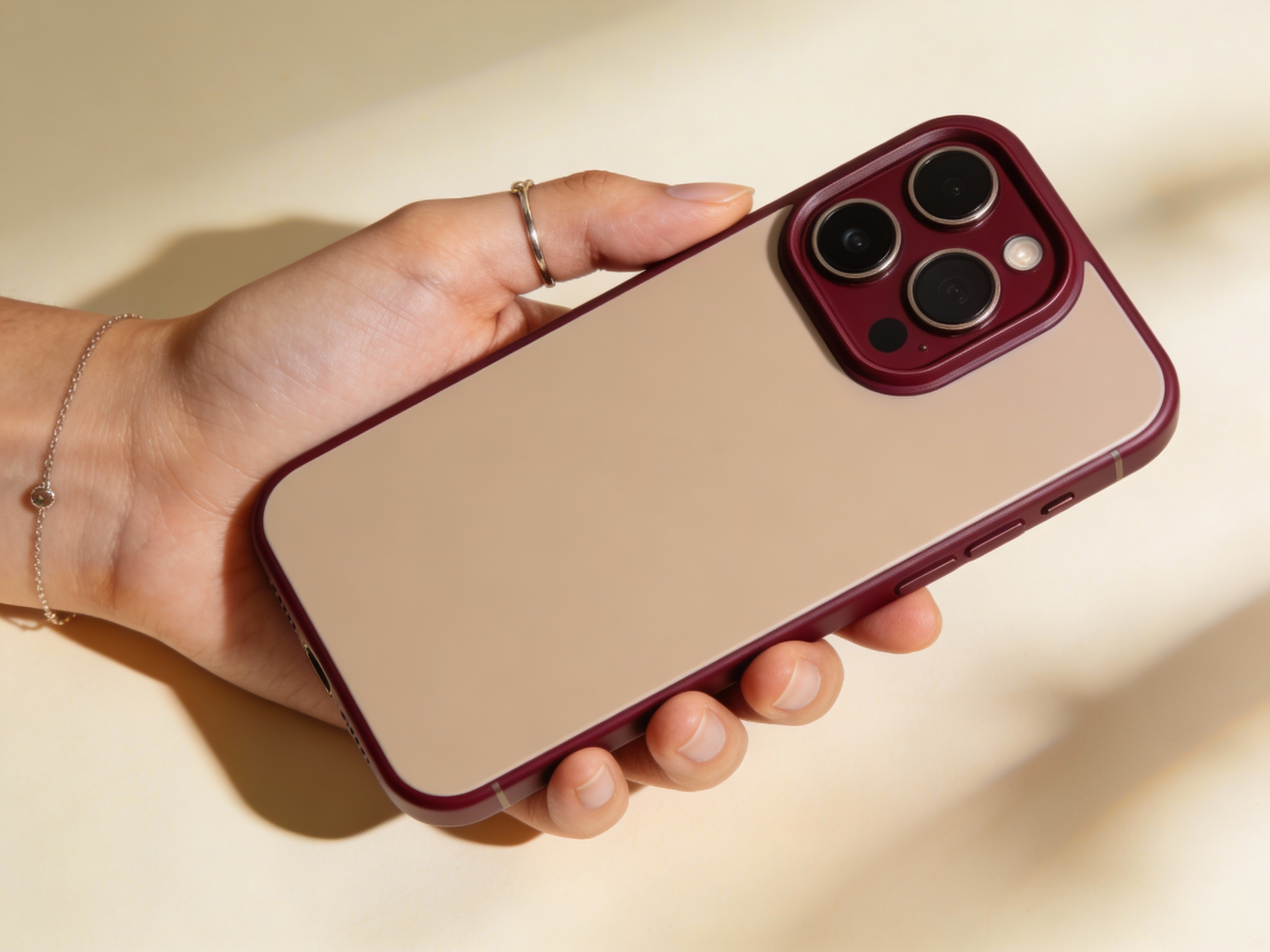 Nahaufnahme einer Hand, die ein modernes Smartphone mit einem großen Bildschirm und einem roten Schutzrahmen hält.