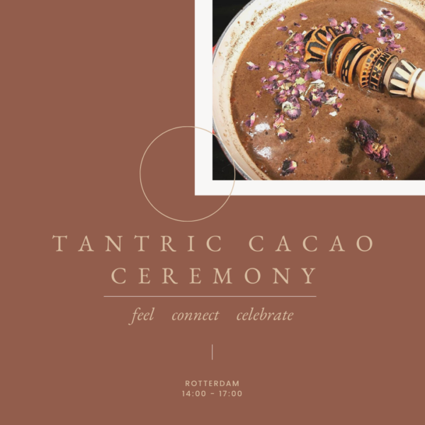 Foto van een kom met cacao en een aromadiffusor met lavendeloliemis en rozenroos.